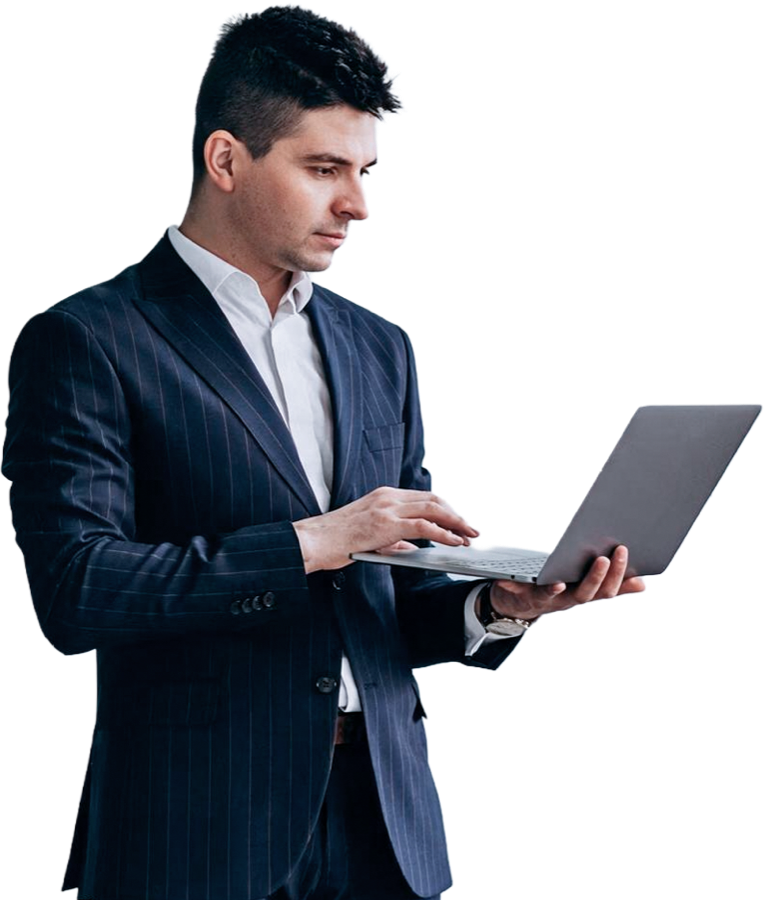Executivo analisando dados no notebook