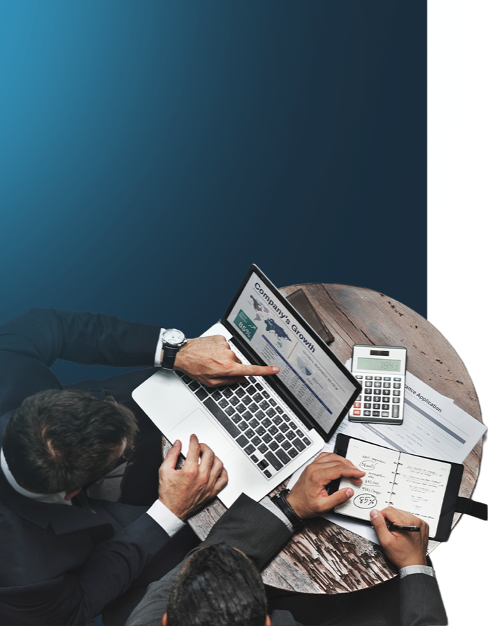 Executivos analisando o crescimento da empresa